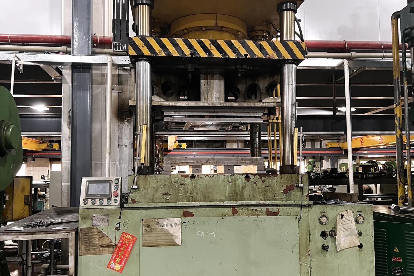 Forming press and die in the Aluvox manufacturing workshop